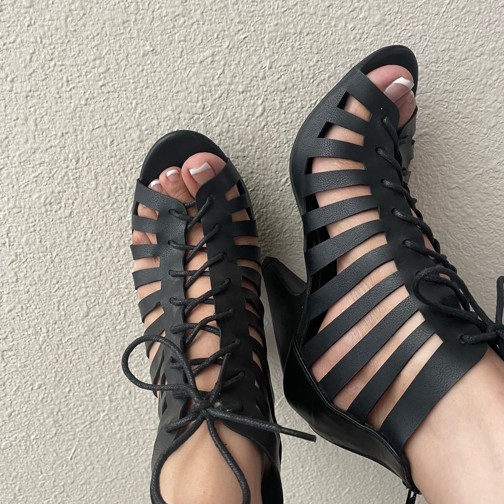 TOP Moda Black Lace-Up Heels